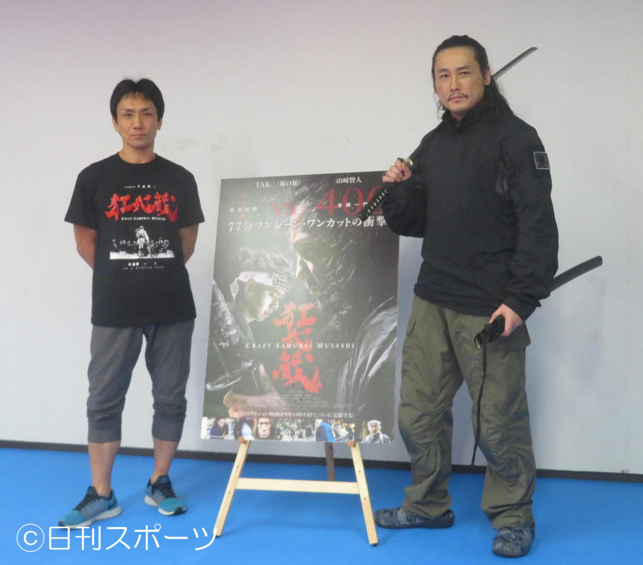 映画「狂武蔵」公開記念会見に出席した下村勇二監督（左）と坂口拓