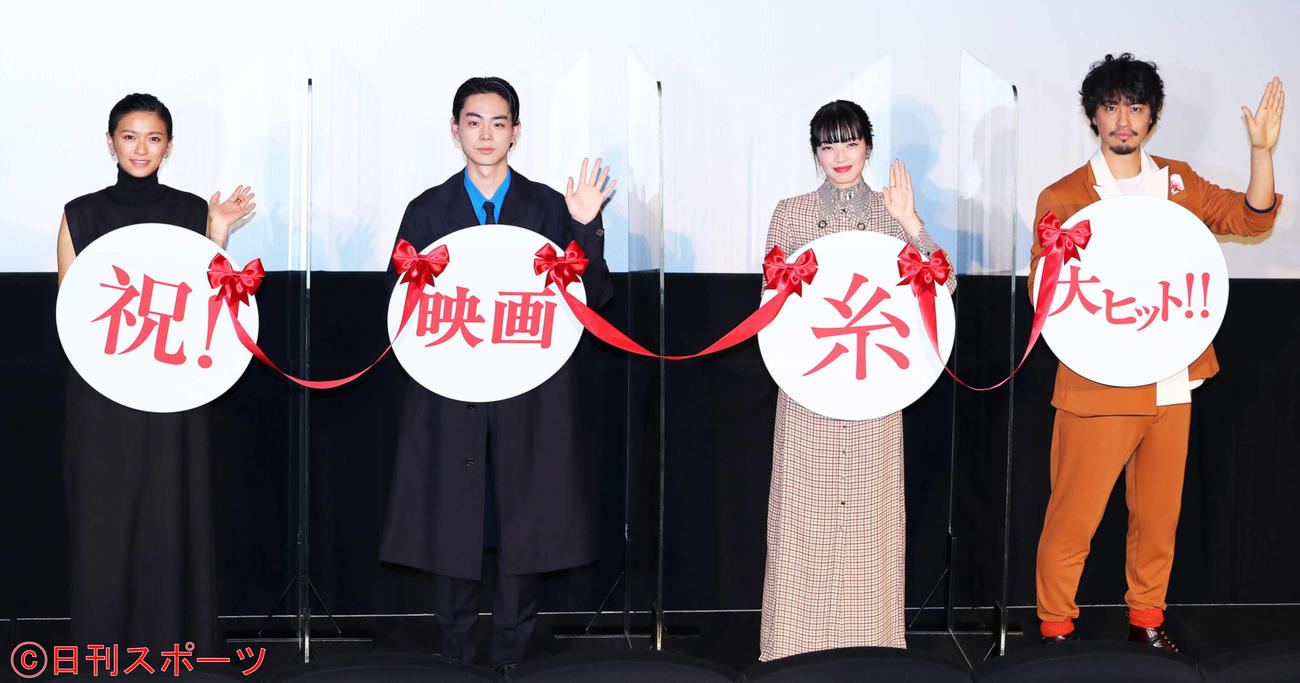パネルを手に写真に納まる、左から栄倉奈々、菅田将暉、小松菜奈、斎藤工（撮影・河田真司）