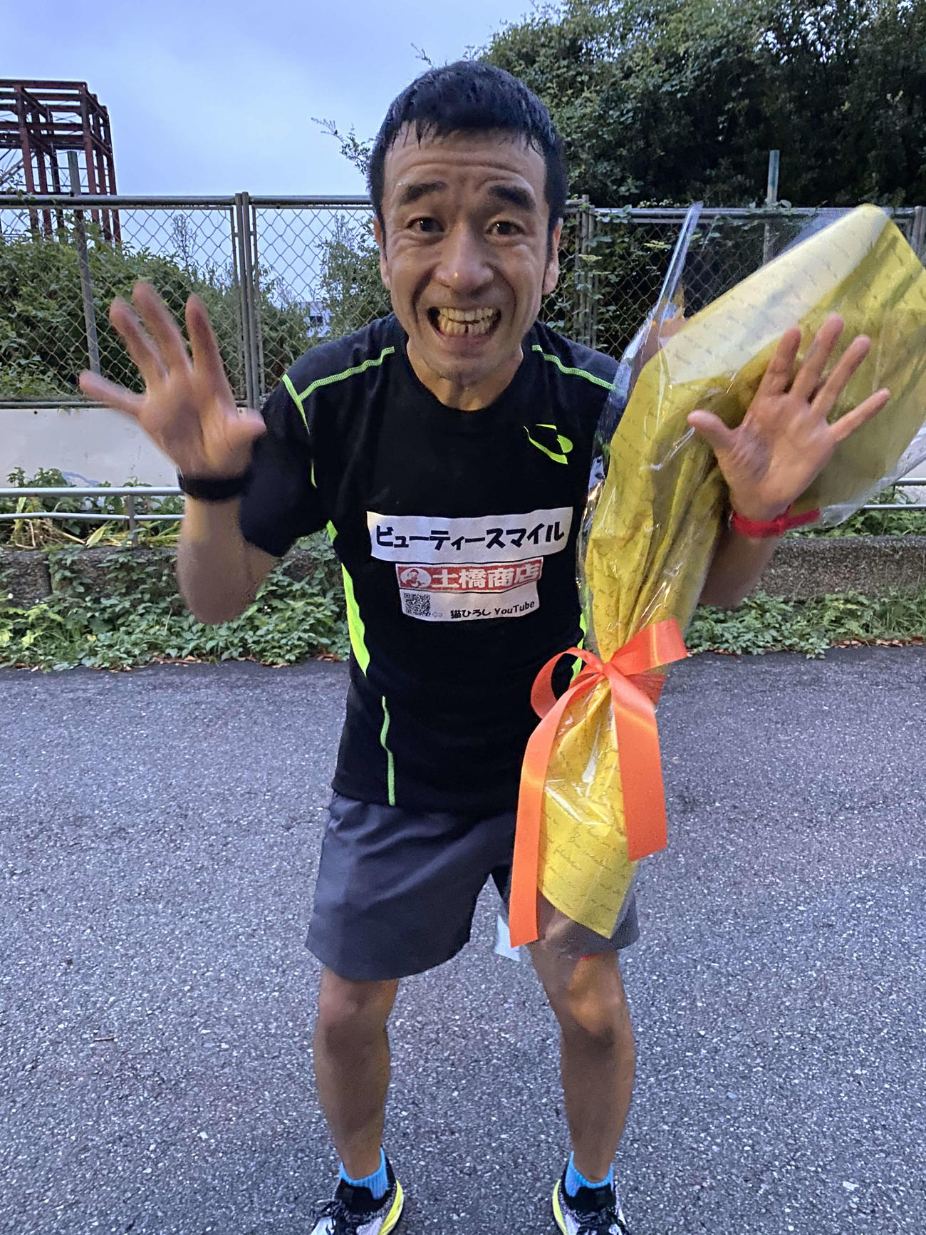 100キロマラソンを完走した猫ひろし