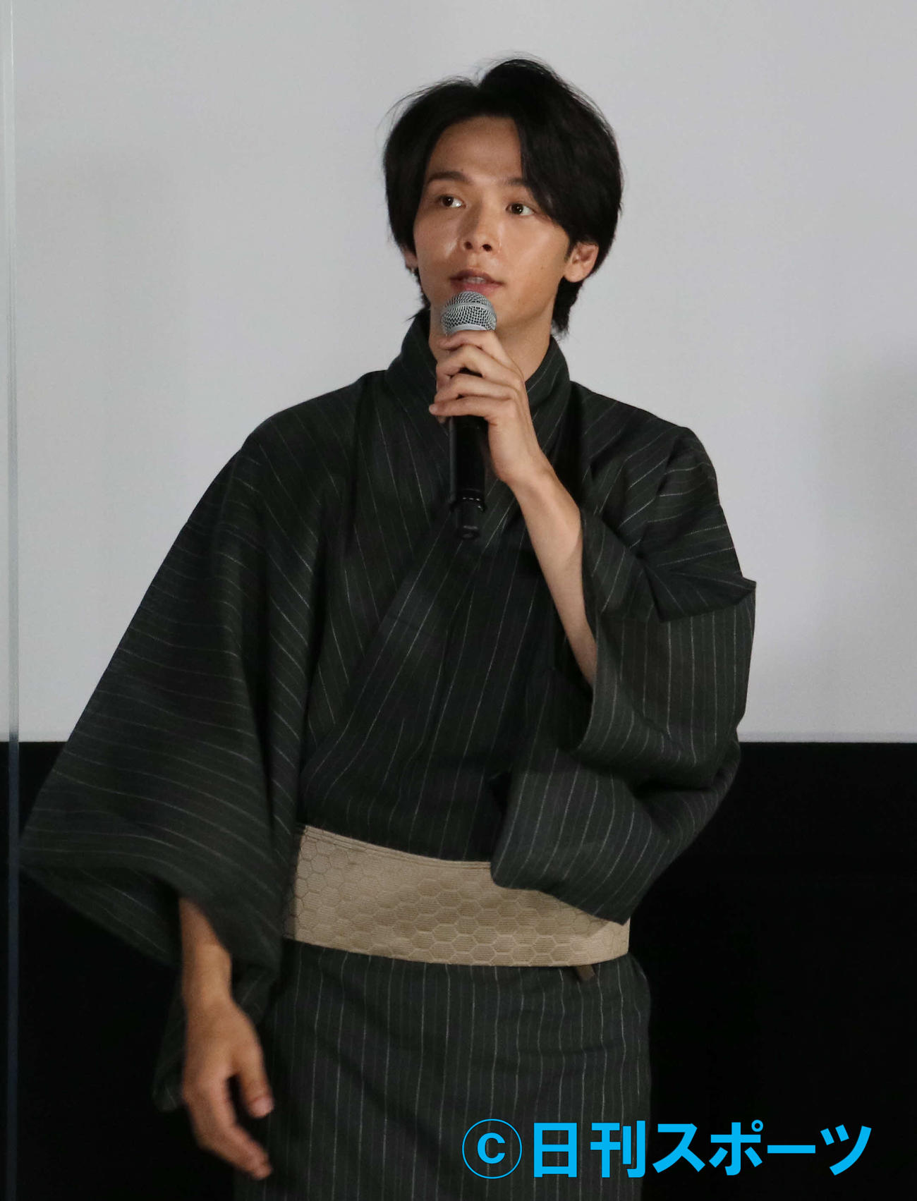 映画「人数の町」の完成記念会見に出席した中村倫也