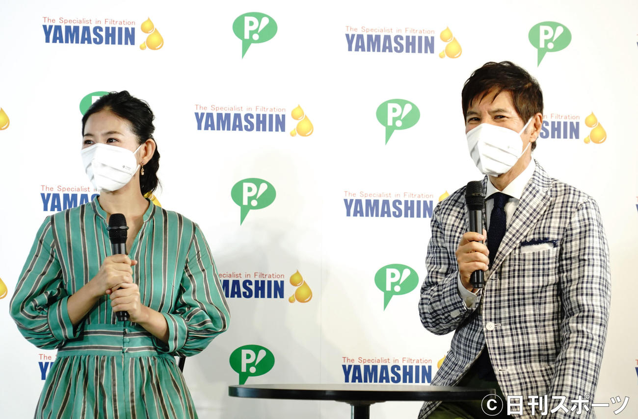ヤマシン・フィルタマスク新商品発表会に出席して話す関根麻里（左）と勤（撮影・佐藤成）