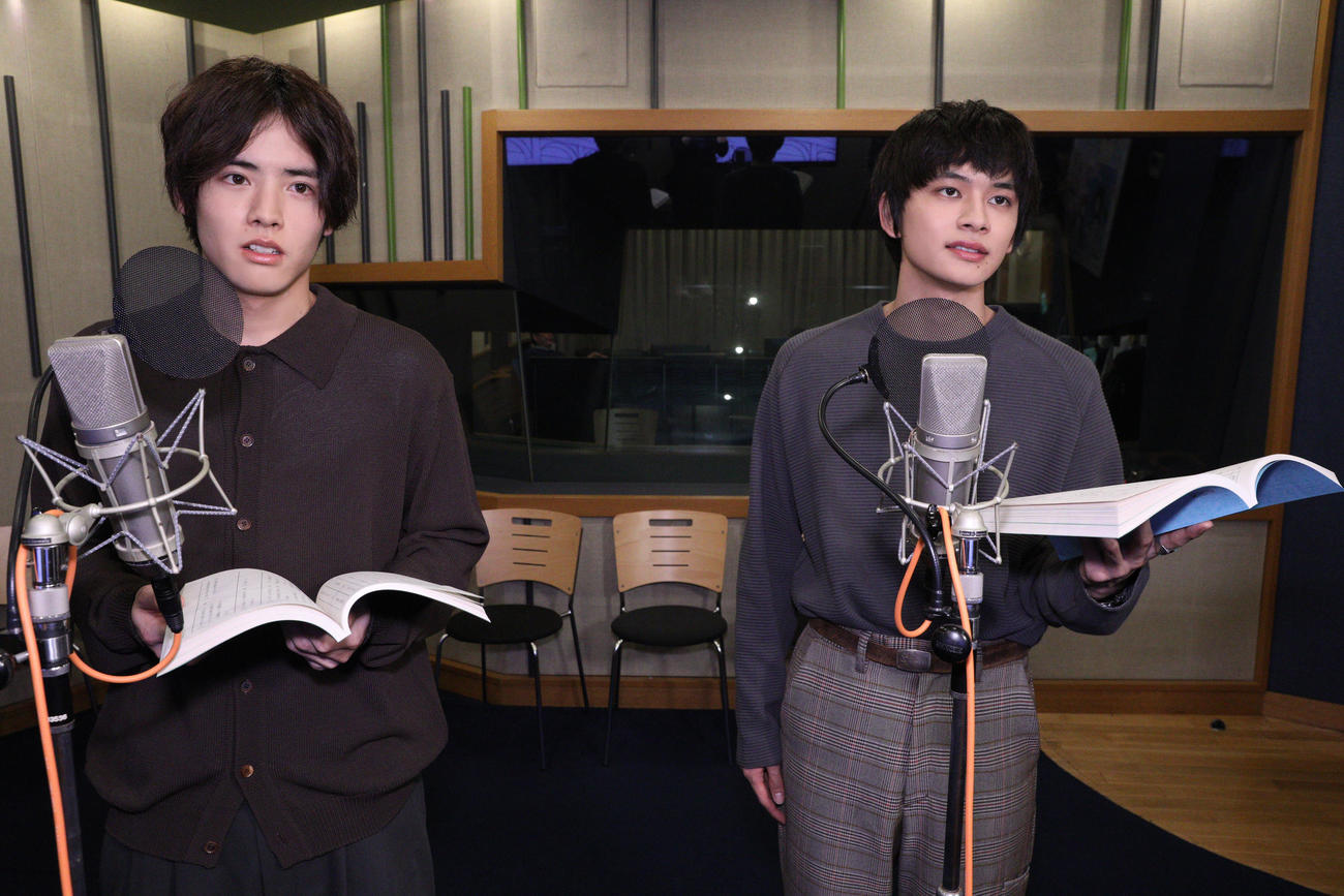 アニメ映画「思い、思われ、ふり、ふられ」のアフレコに臨む赤楚衛二（左）と北村匠海