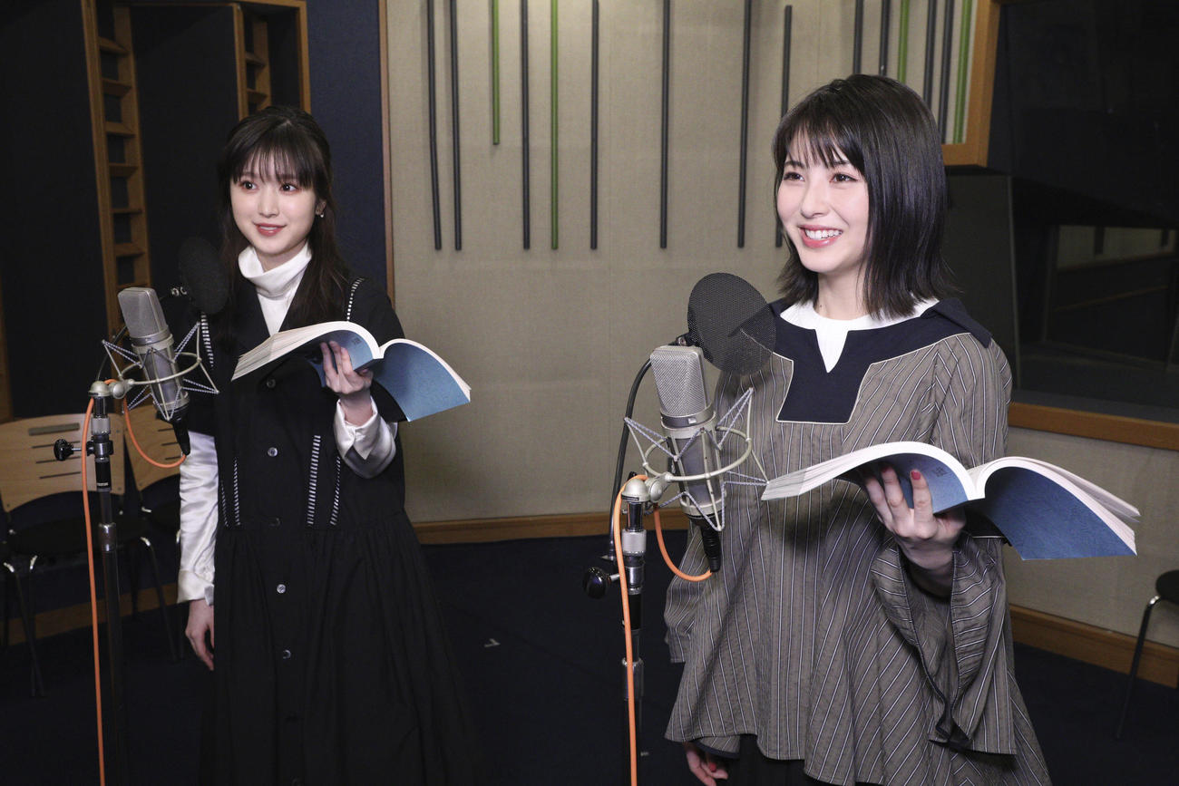 アニメ映画「思い、思われ、ふり、ふられ」のアフレコに臨む福本莉子（左）と浜辺美波