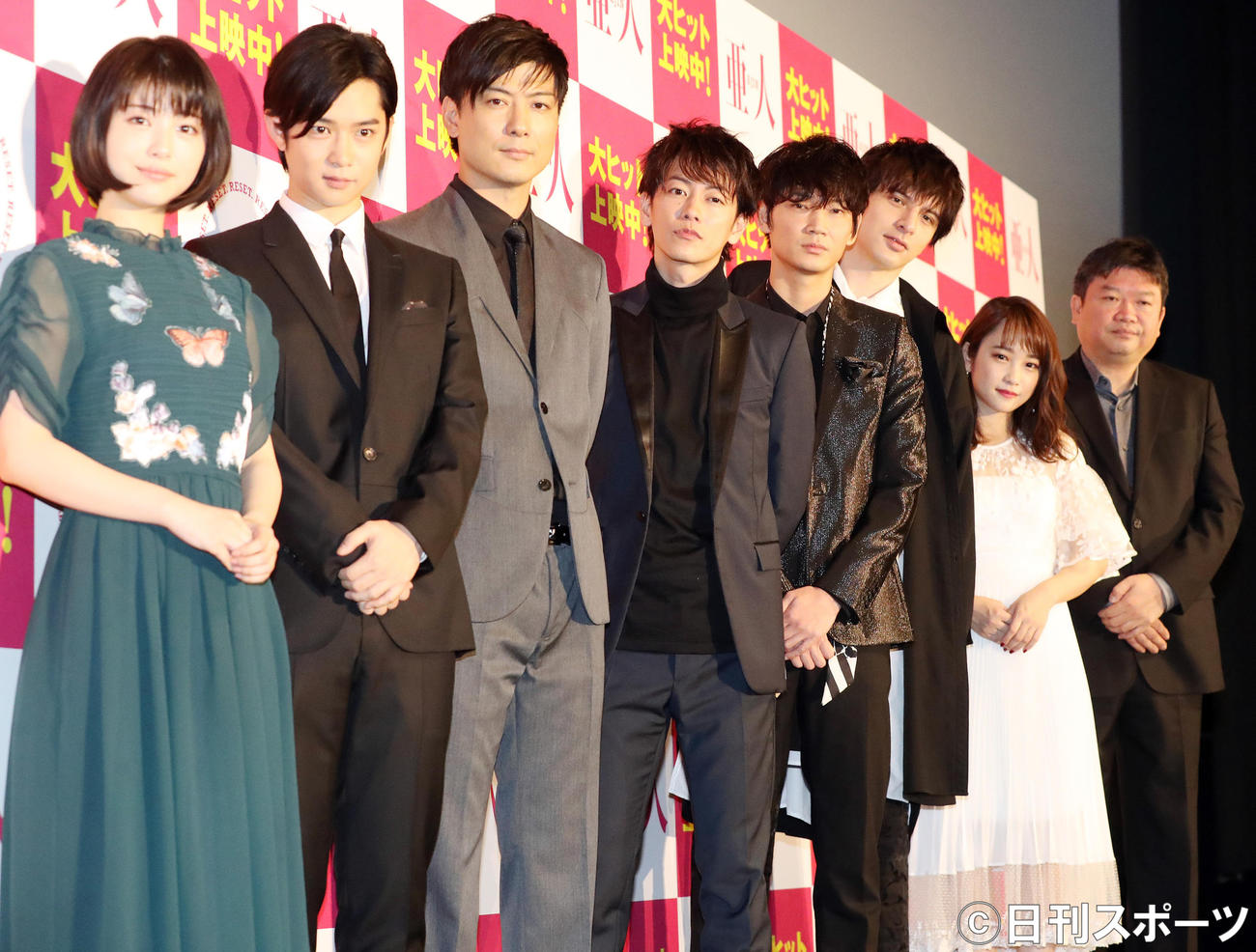 映画「亜人」の舞台あいさつで、記念撮影する、左から浜辺美波、千葉雄大、玉山鉄二、佐藤健、綾野剛、城田優、川栄李奈、本広克行監督（2017年9月30日撮影）