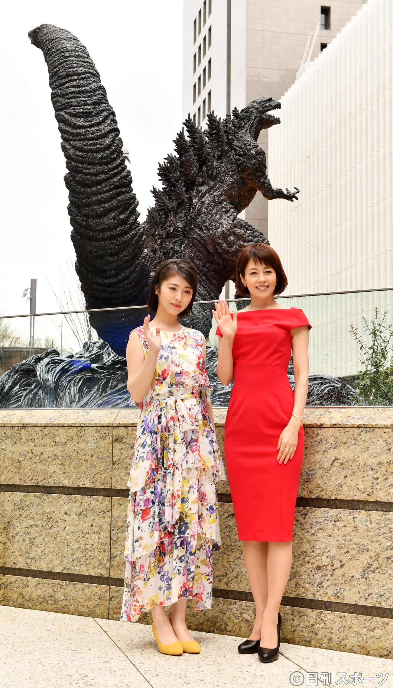 「新・ゴジラ除幕式」で記念撮影に納まる浜辺美波（左）と沢口靖子（2018年3月22日撮影）
