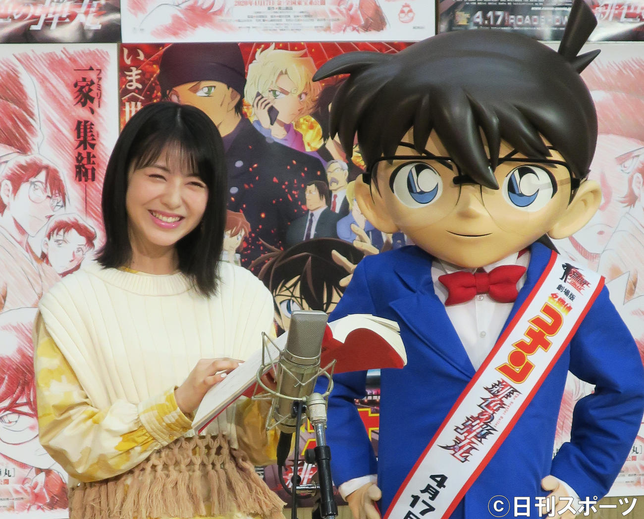 江戸川コナン（右）に見守られ、映画「名探偵コナン　緋色の弾丸」の公開アフレコを行う浜辺美波（2020年3月9日撮影）