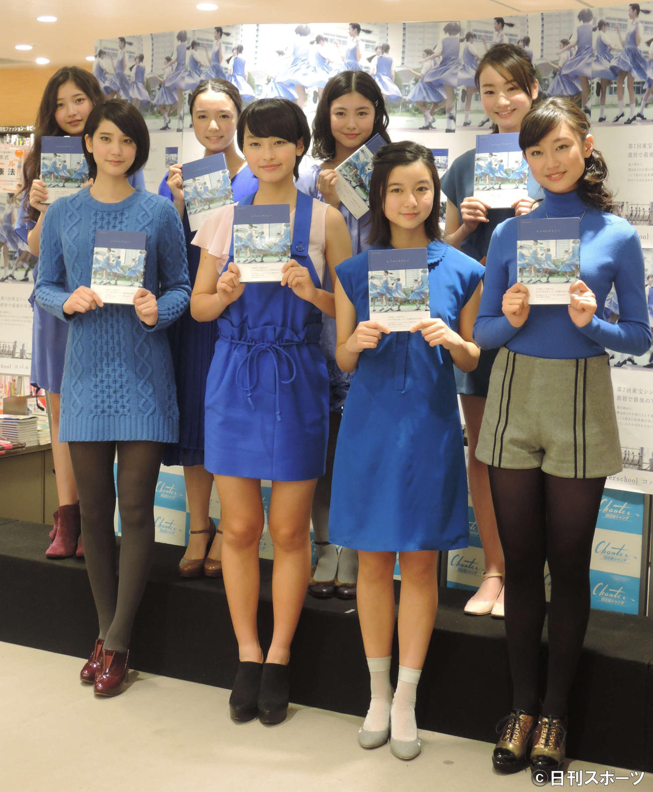 写真集発売イベントを行った東宝シンデレラたち。後列右から2人目が浜辺美波、同3人目は上白石萌音。前列右から2人目は上白石萌歌（2014年2月2日撮影）