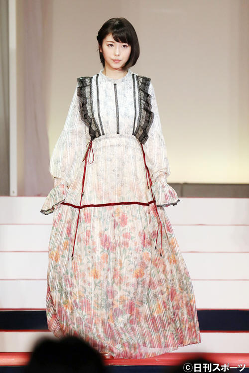 新人賞を受賞し、壇上から登場する浜辺美波（2017年12月28日撮影）
