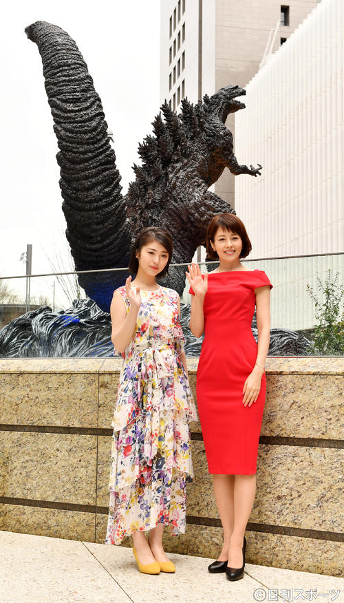 「新・ゴジラ除幕式」で記念撮影に納まる浜辺美波（左）と沢口靖子（2018年3月22日撮影）