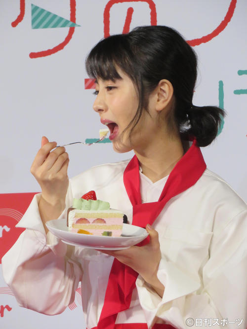 ケーキを頬張る浜辺美波（2018年12月2日撮影）