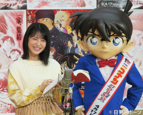 江戸川コナン（右）に見守られ、映画「名探偵コナン　緋色の弾丸」の公開アフレコを行う浜辺美波（2020年3月9日撮影）