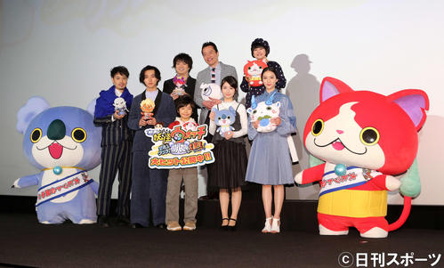 舞台あいさつする出演者。前列左から斎藤工、山崎賢人、南出凌嘉、浜辺美波、武井咲、後列左から日野晃博、遠藤憲一、小桜エツコ（2016年12月17日撮影）