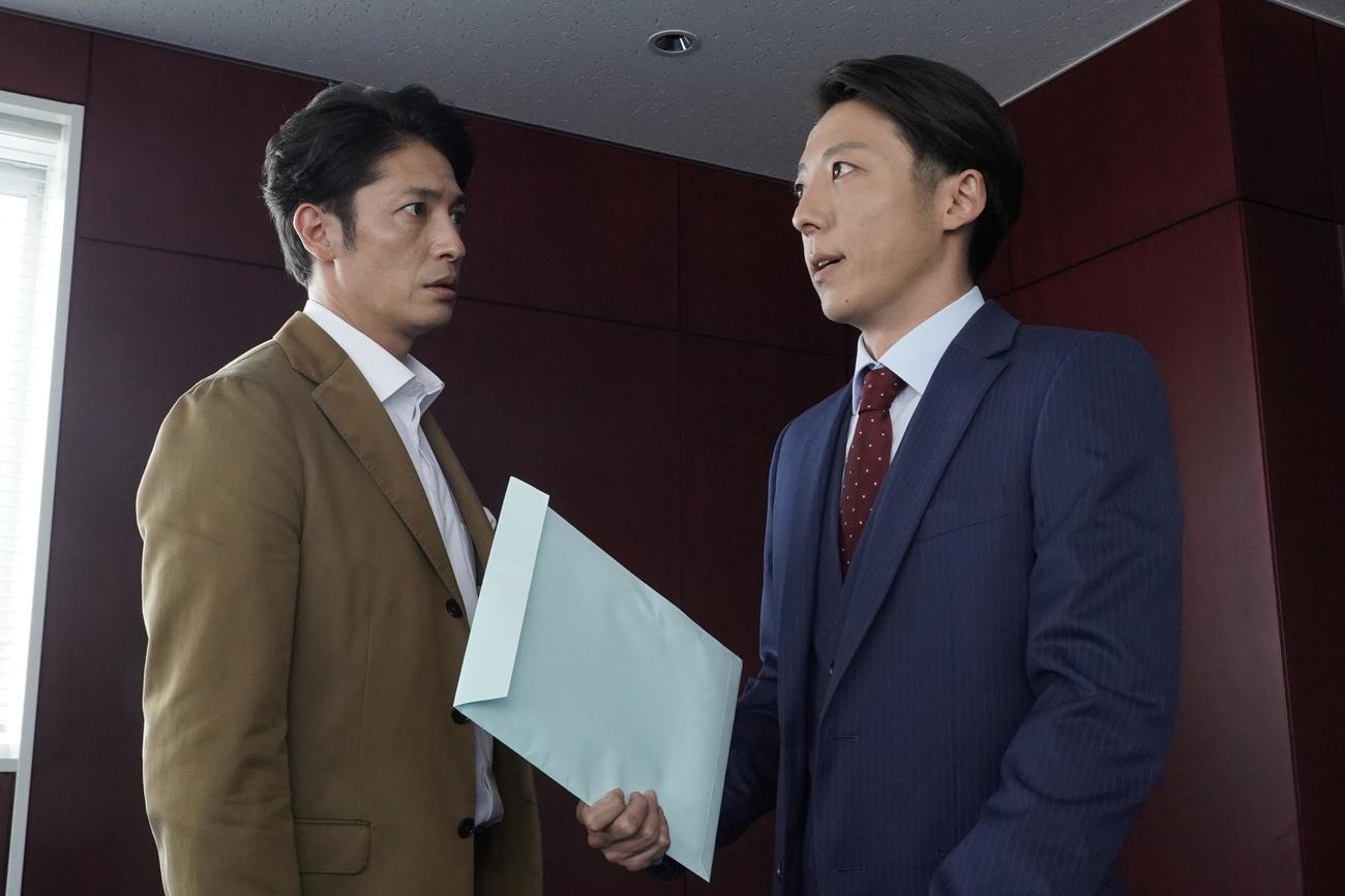 矢端竜一（玉木宏＝左）と矢端竜二（高橋一生）は復讐に向けて作戦を遂行する（C）カンテレ
