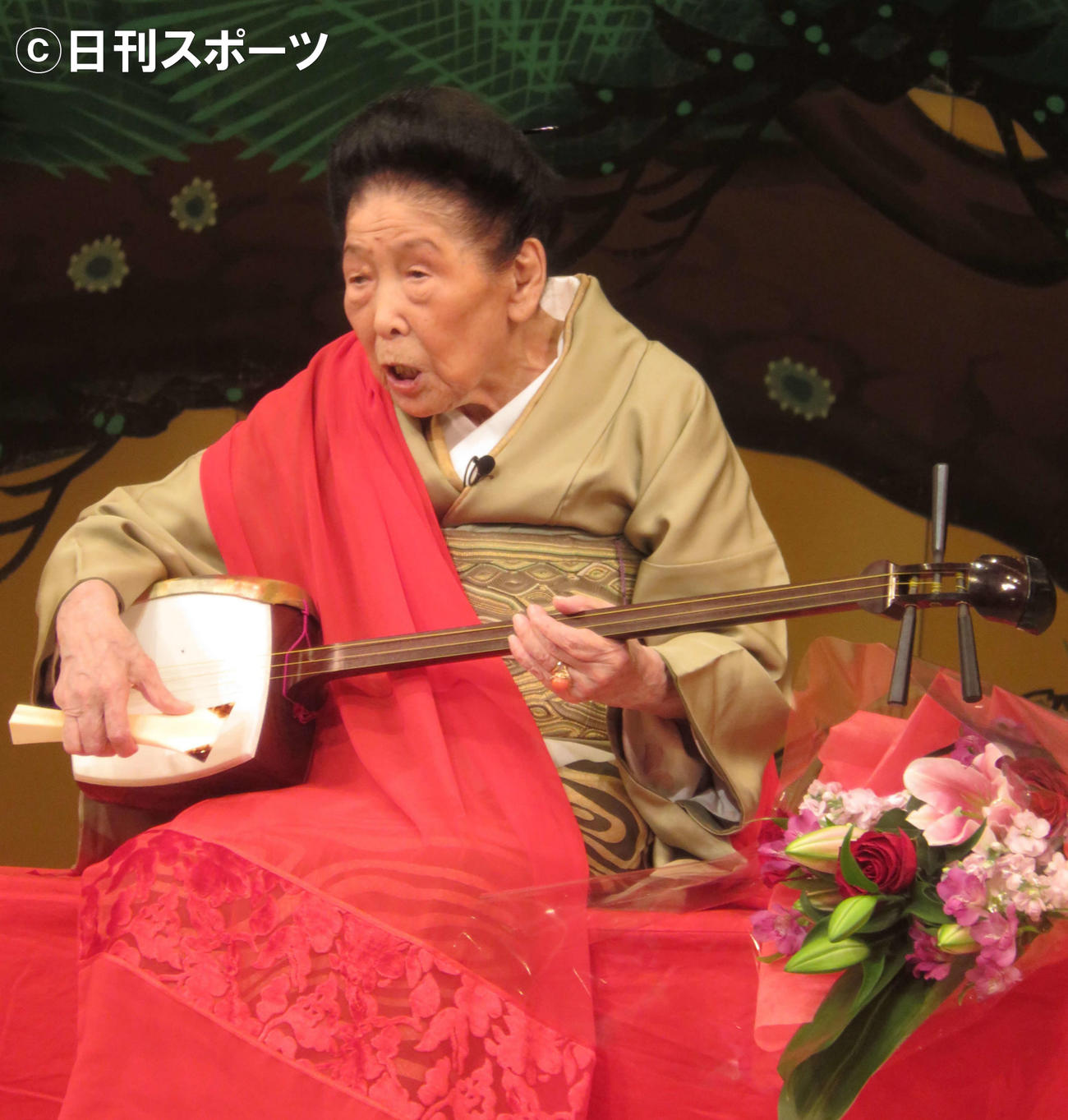 芸歴80周年を祝うコーナーで三味線を披露する内海桂子さん（18年11月28日撮影）
