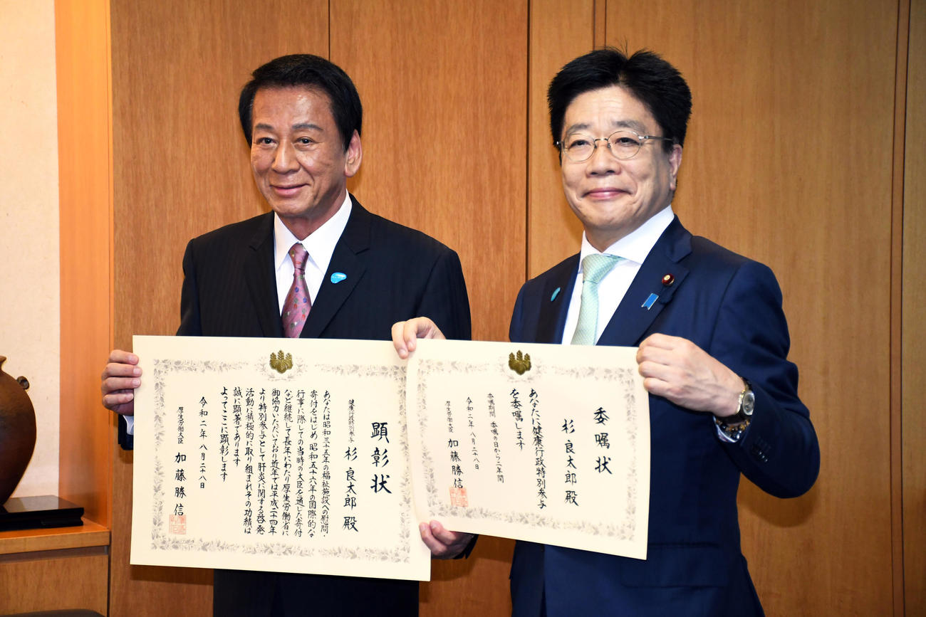 厚労省から健康行政特別参与を委嘱されるとともに顕彰状が贈呈された杉良太郎。右は加藤勝信厚労相（撮影・大友陽平）