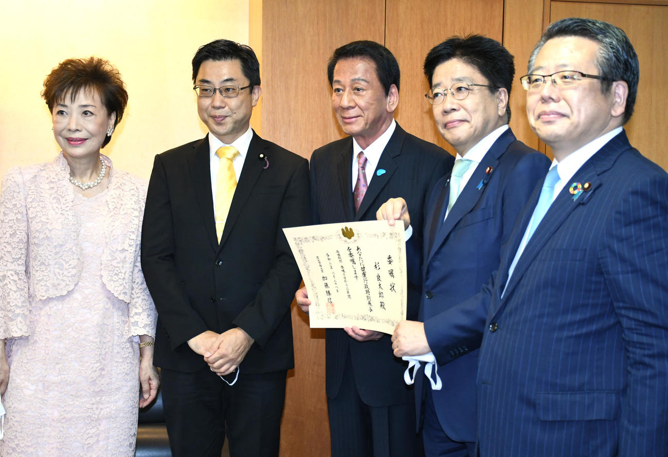 厚労省から健康行政特別参与を委嘱されるとともに顕彰状が贈呈された杉良太郎（中央）。左から松あきら参院議員、秋野公造参院議員、加藤勝信厚労相、大口善徳衆院議員（撮影・大友陽平）