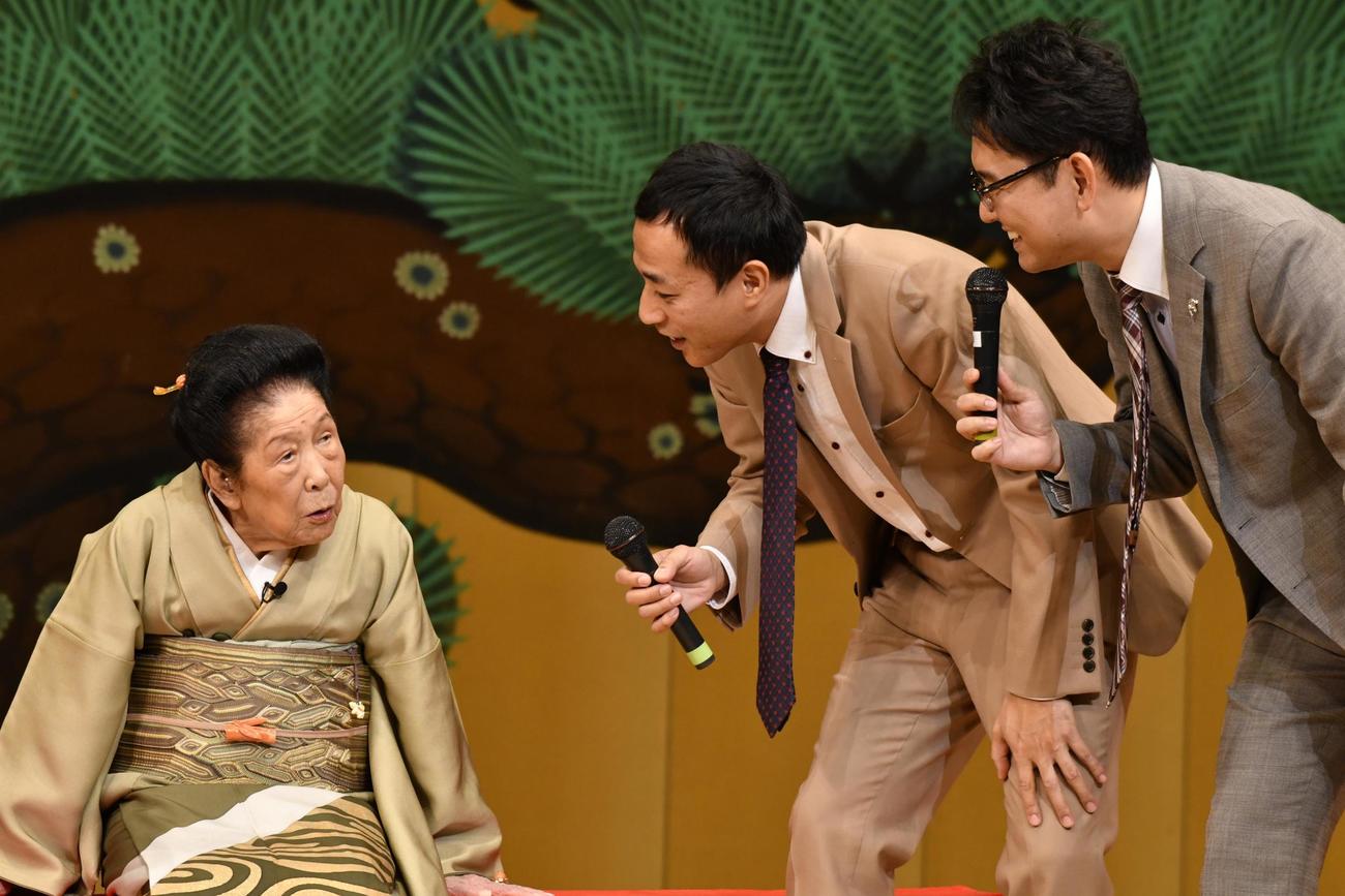 18年11月、「ナイツ」の塙宣之（中央）土屋伸之（右）と共演する内海桂子さん（共同）