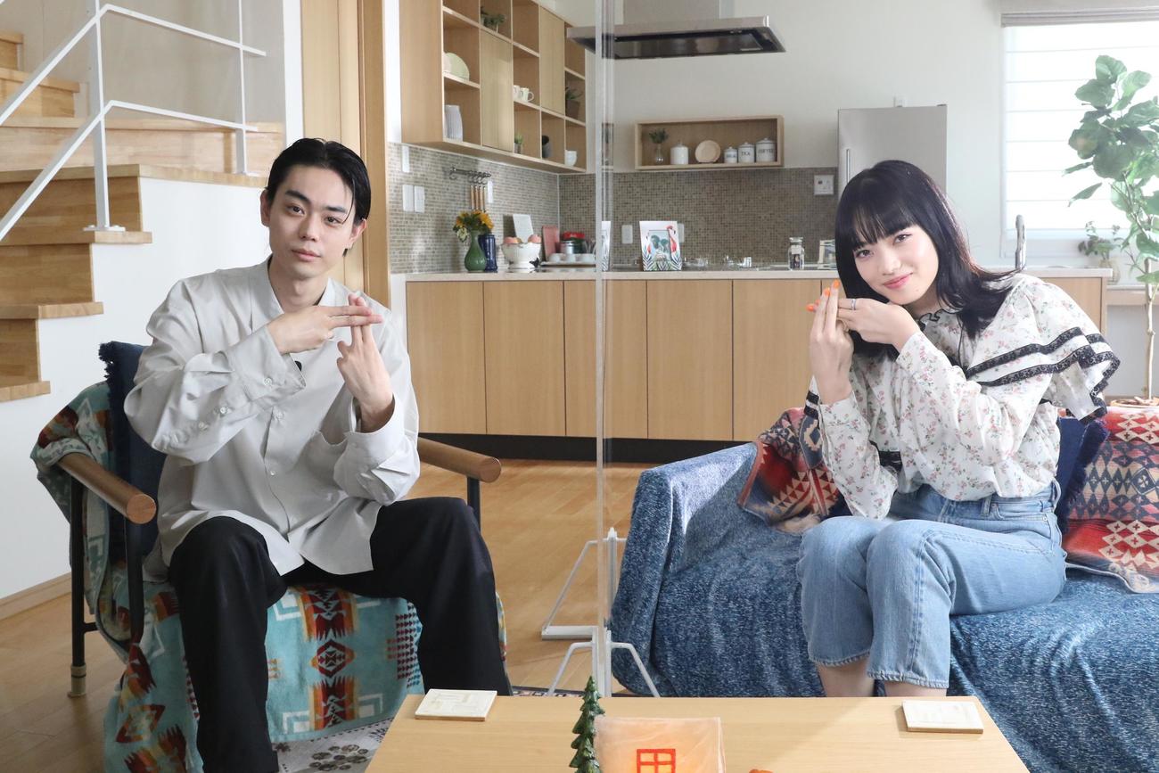 映画「糸」オンラインミーティングイベントに出席した菅田将暉（左）と小松菜奈