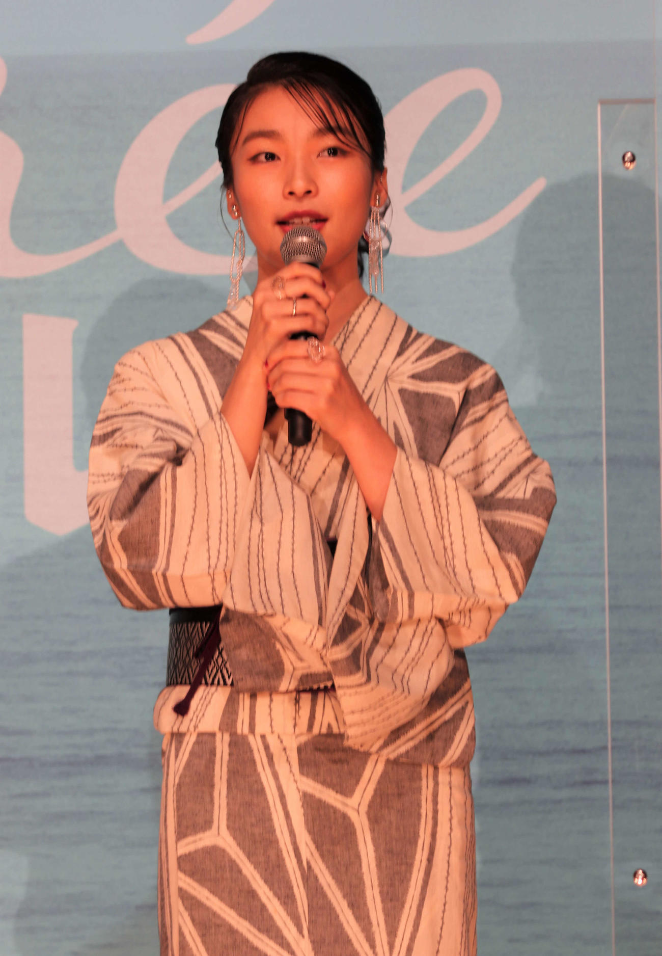 映画「ソワレ」公開記念舞台あいさつに浴衣を着て登壇する芋生悠（撮影・沢田直人）