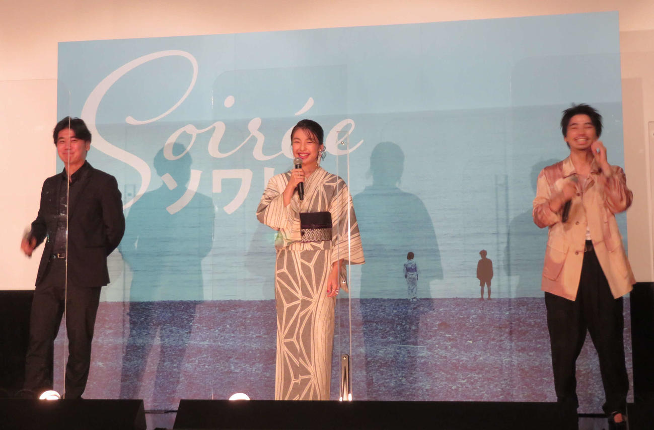 映画「ソワレ」公開記念舞台あいさつに登壇した、左から外山文治監督、芋生悠、村上虹郎（撮影・村上幸将）