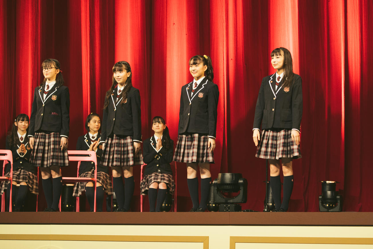 卒業証書授与式に参加したさくら学院の左から吉田爽葉香、森萌々穂、藤平華乃、有友緒心