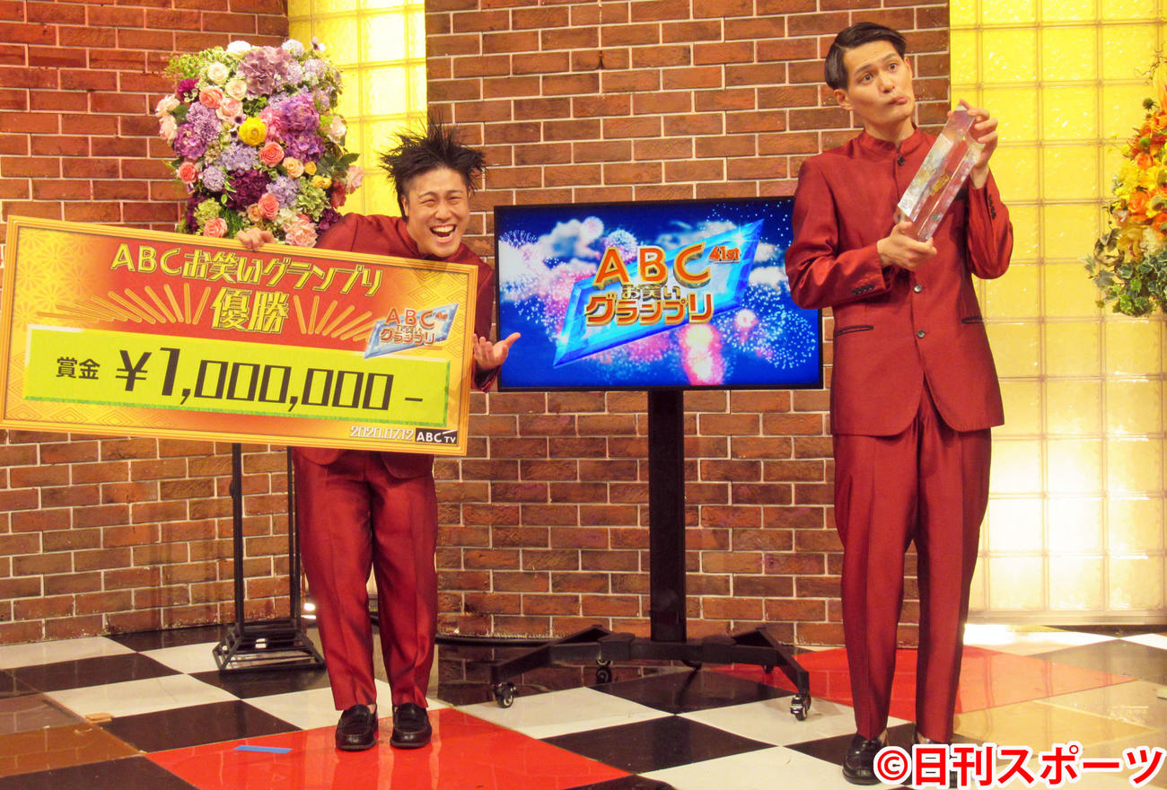 「第41回ABCお笑いグランプリ」で優勝したコウテイの下田真生（左）と九条ジョー（2020年7月12日撮影）