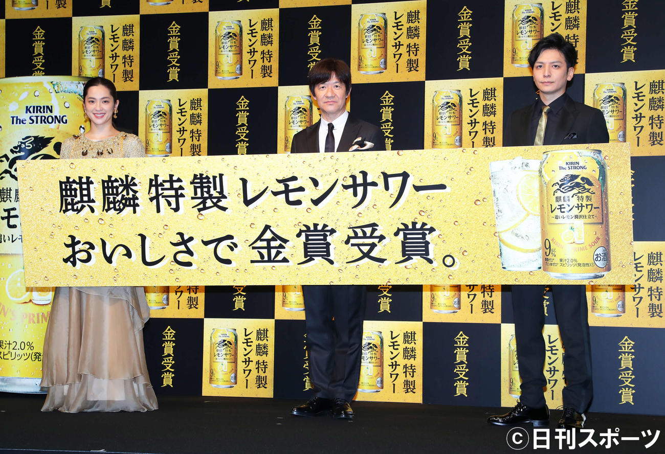 フォトセッションで写真に納まる左から中村アン、内村光良、生田斗真（撮影・河田真司）　　　