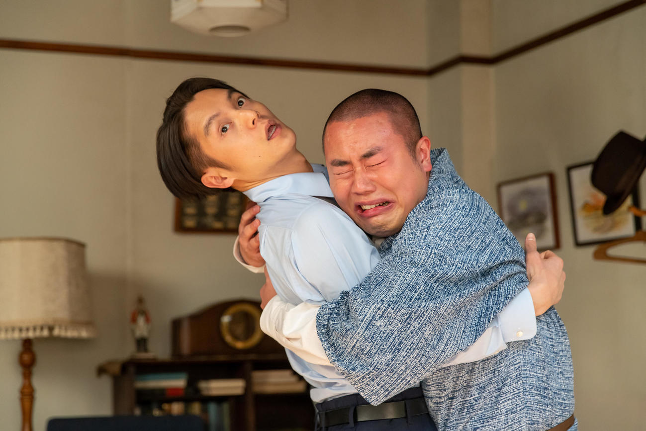 裕一（窪田正孝＝左）に弟子入りを認められ喜ぶ五郎（岡部大）