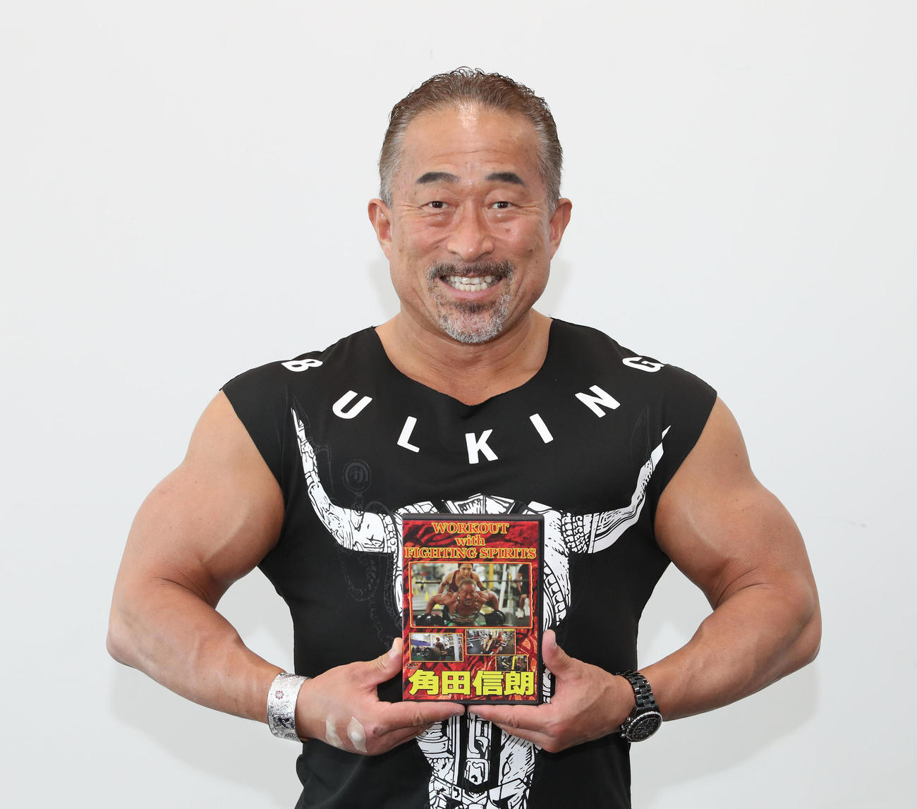 自身のトレーニングドキュメントDVDの発売PRで来社した角田信朗（撮影・白石智彦）