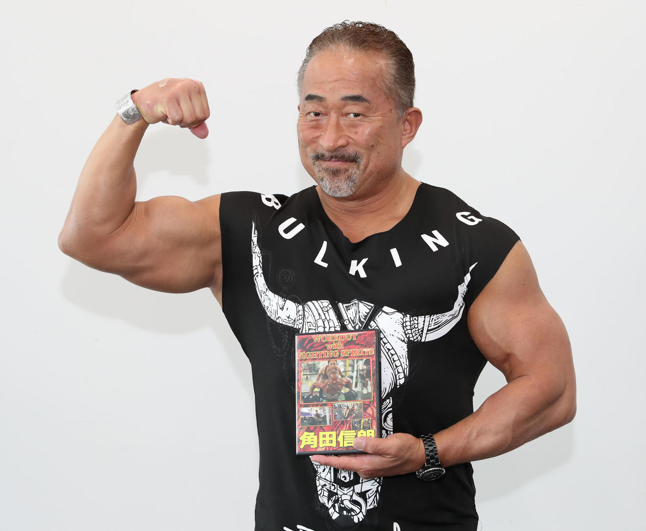 自身のトレーニングドキュメントDVDの発売PRで来社した角田信朗（撮影・白石智彦）