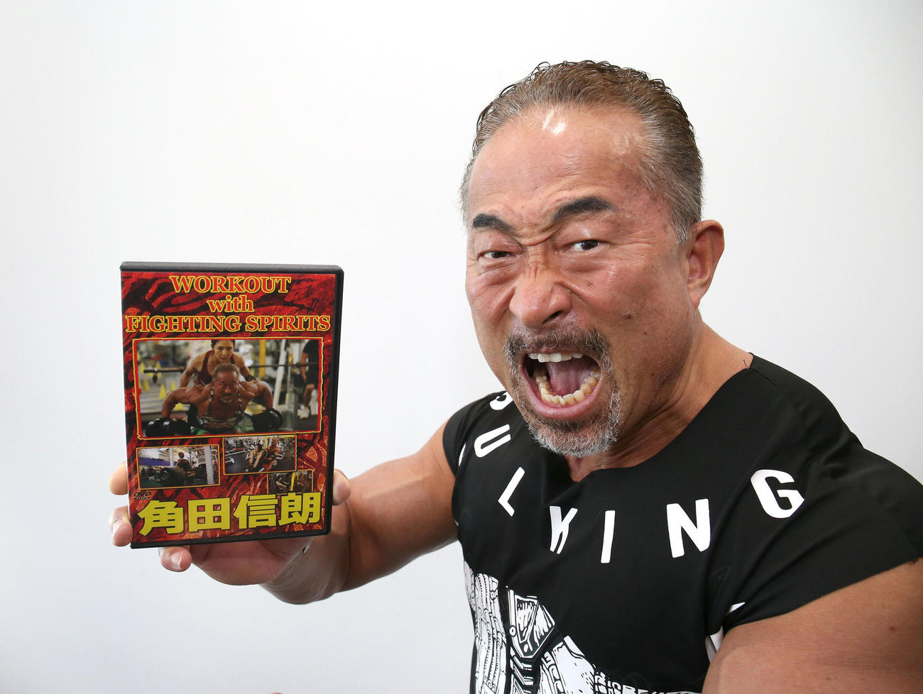 自身のトレーニングドキュメントDVDの発売PRで来社した角田信朗（撮影・白石智彦）