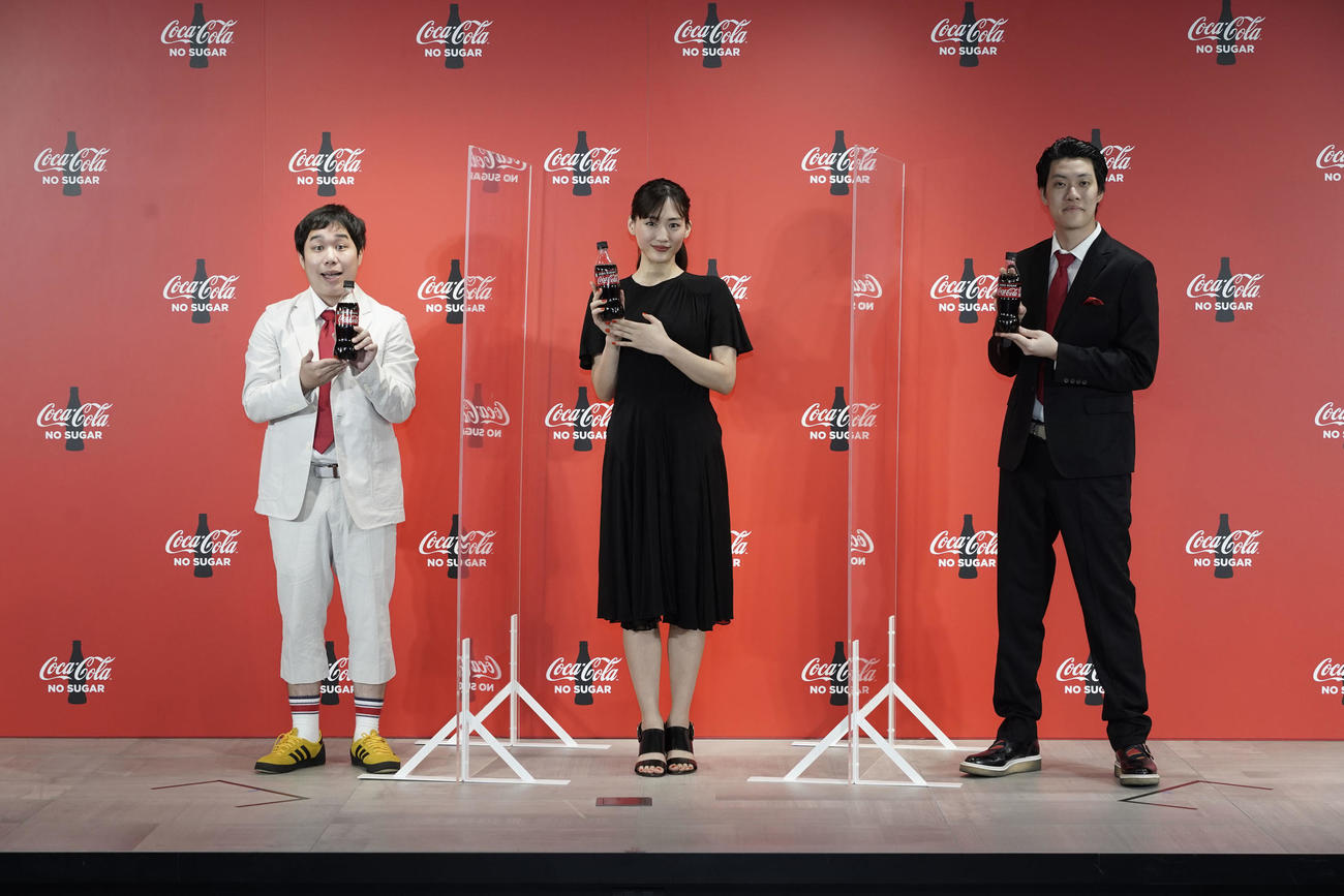 コカ・コーラゼロリニューアル記念PRイベントに出席した、左からお笑いコンビ霜降り明星のせいや、綾瀬はるか、粗品