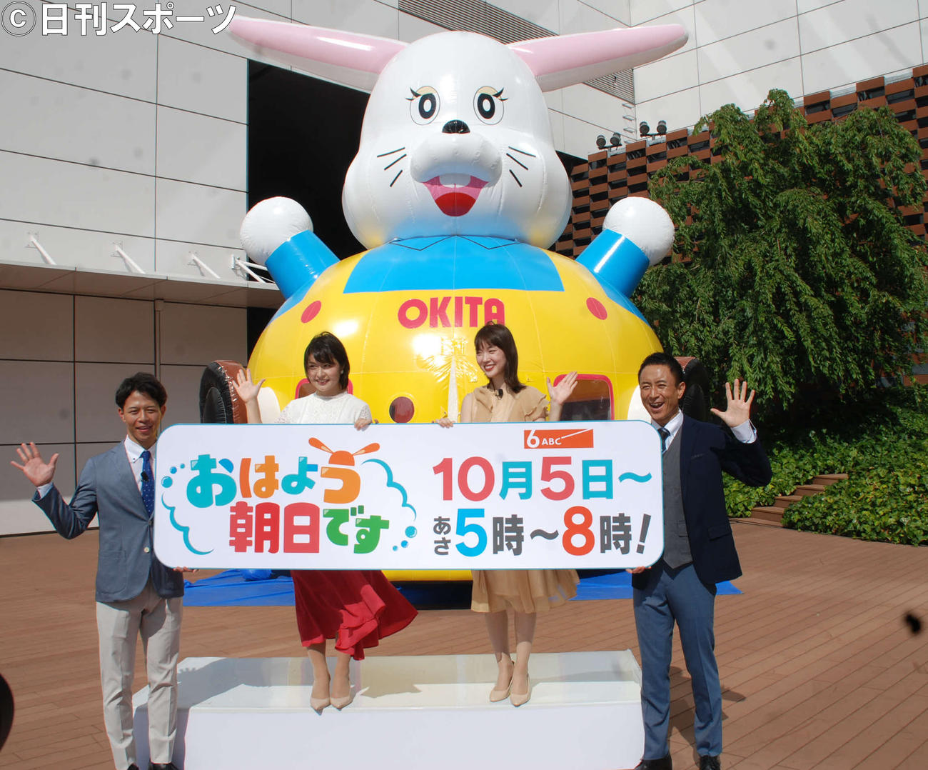 左から小西陸斗アナ、川添佳穂アナ、沢田有也佳アナ、岩本計介アナ（撮影・松浦隆司）