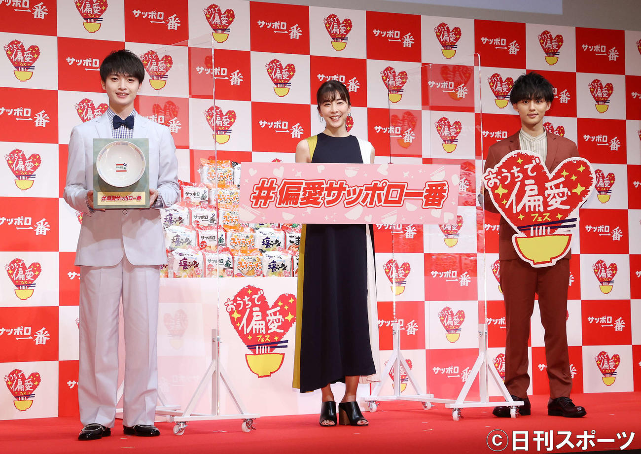 サッポロ一番「おうちで偏愛フェス」で写真に納まる左から玉森裕太、竹内結子、藤ケ谷太輔（撮影・鈴木正人）