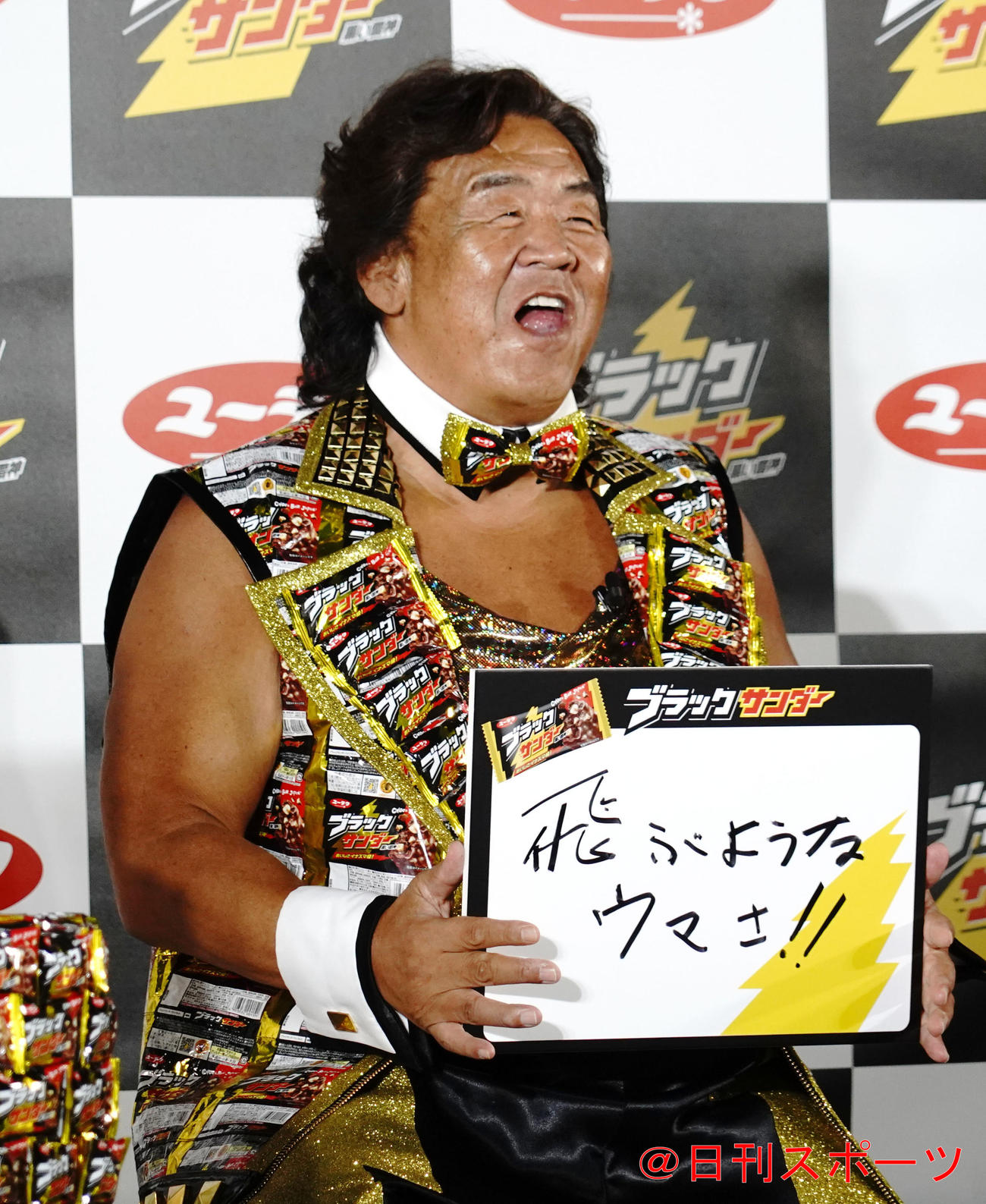 チョコレート菓子の「ブラックサンダー」リニューアル＆新WebCM発表会に出席し、新商品のキャッチコピーを示す長州力（撮影・佐藤成）