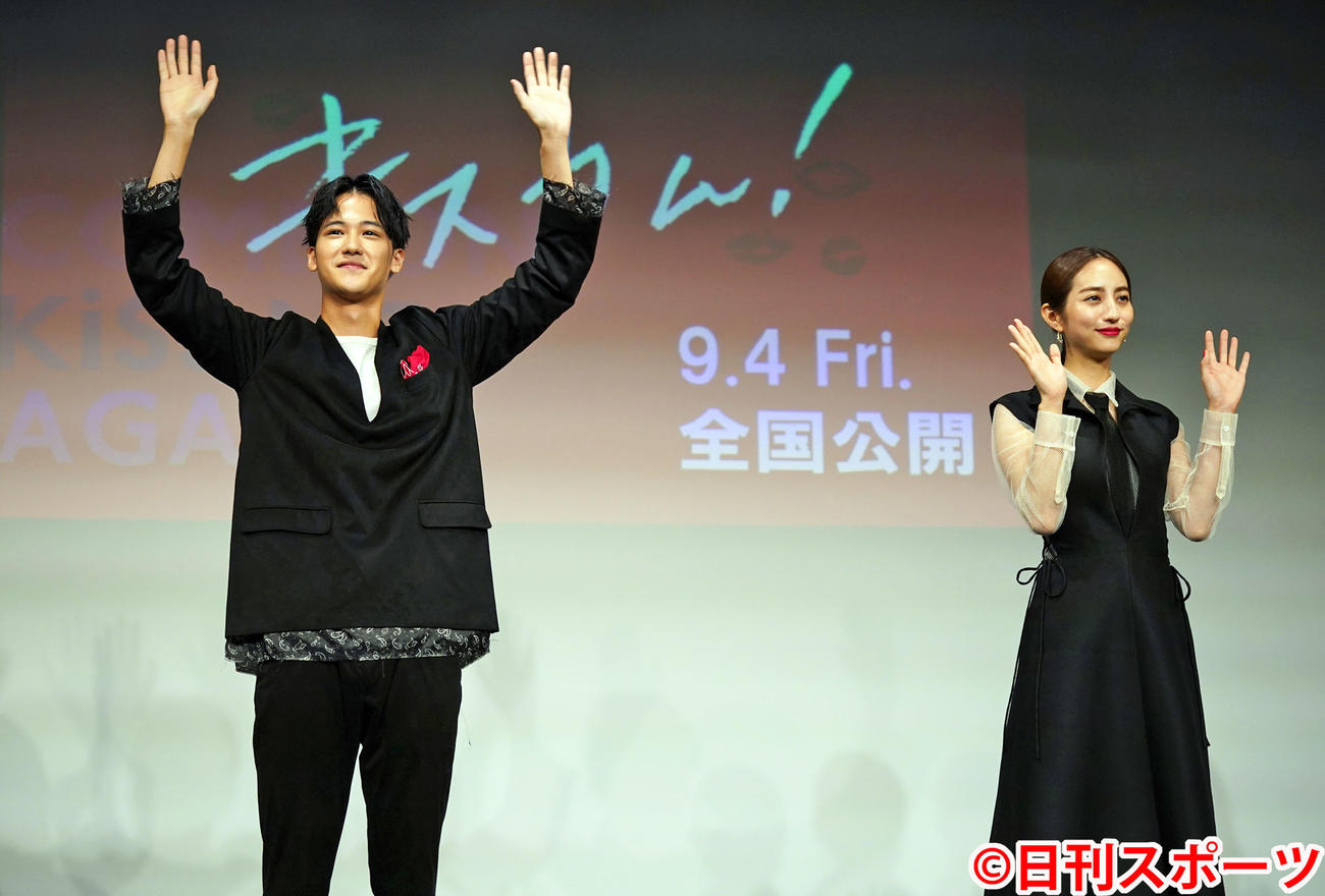 映画「キスカム！～COME　ON，KiSS　ME　AGAiN！～」の公開決定イベント　フォトセッションでカメラに向かって手を振る葉山奨之（左）と堀田茜（撮影・菅敏）