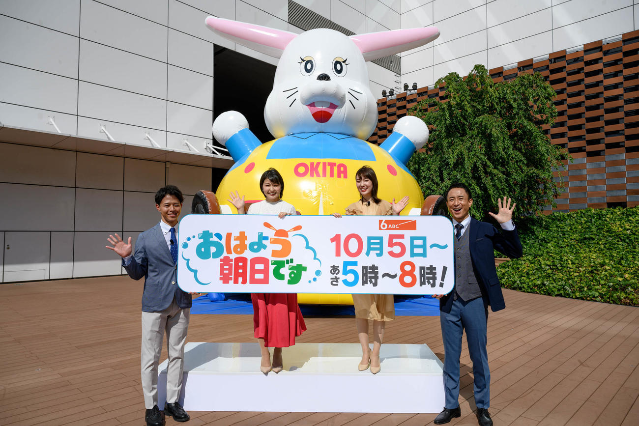 左から小西陸斗アナ、川添佳穂アナ、沢田有也佳アナ、岩本計介アナ