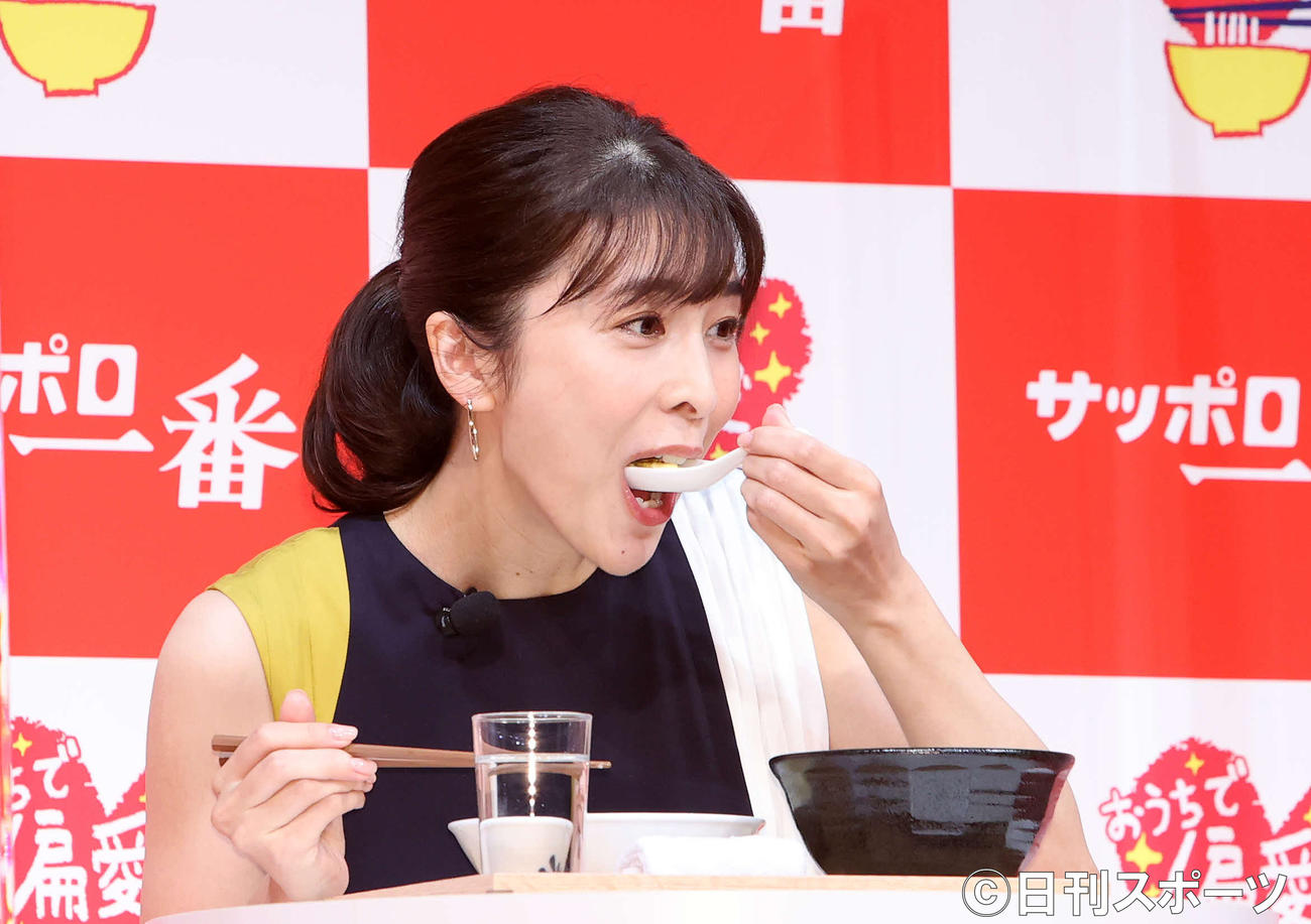 玉森裕太の偏愛レシピ「たまごふわっふわ塩カルボナーラ」を食べる竹内結子（撮影・鈴木正人）