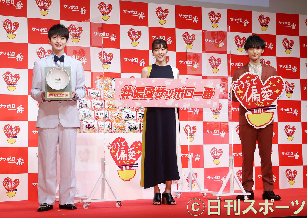 サッポロ一番「おうちで偏愛フェス」で写真に納まる左から玉森裕太、竹内結子、藤ケ谷太輔（撮影・鈴木正人）