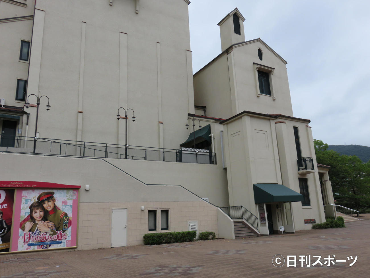 新型コロナウイルスの影響で約1カ月休演し、花組公演が再開された宝塚大劇場（撮影・村上久美子）