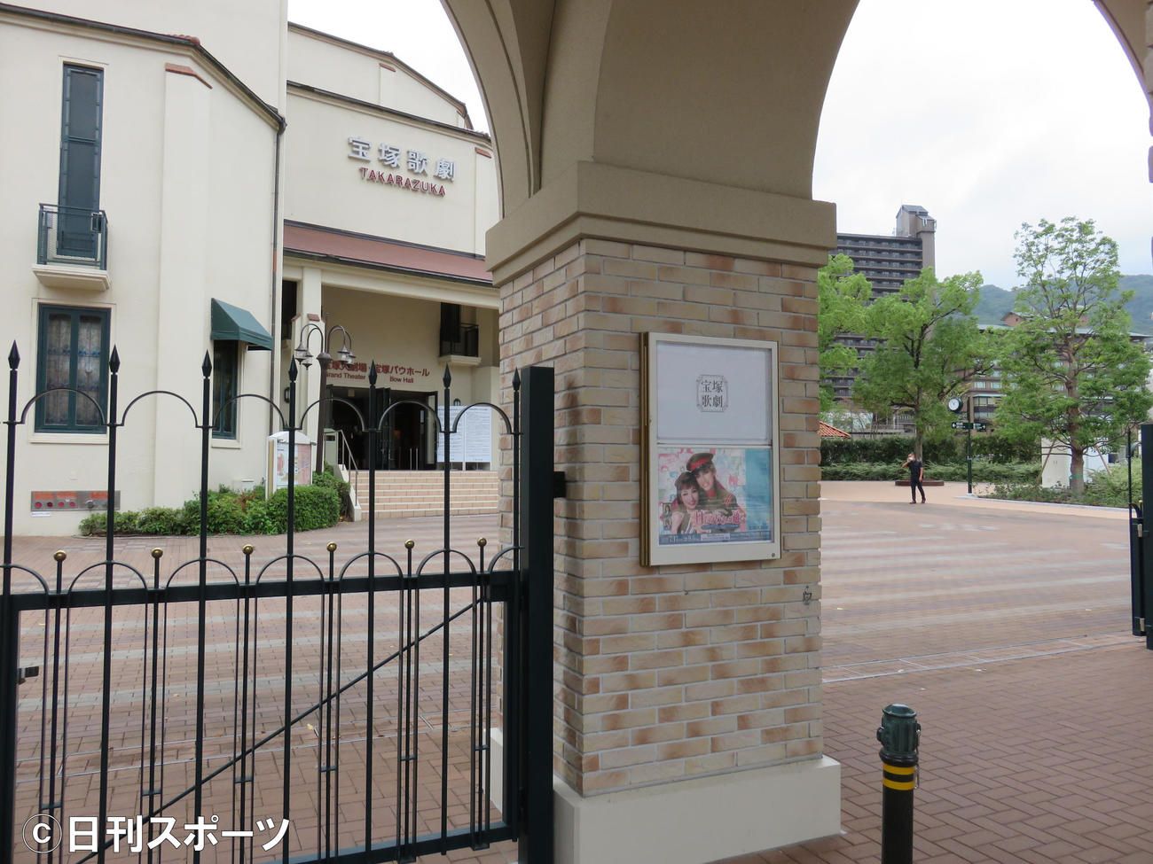 約1カ月ぶりに上演を再開した宝塚大劇場では、この日2回公演が行われた（撮影・村上久美子）