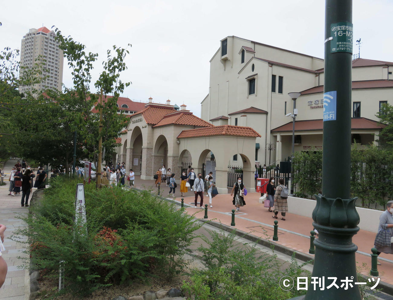 約1カ月ぶり再開の花組公演を観劇後、劇場から出る観客ら（撮影・村上久美子）