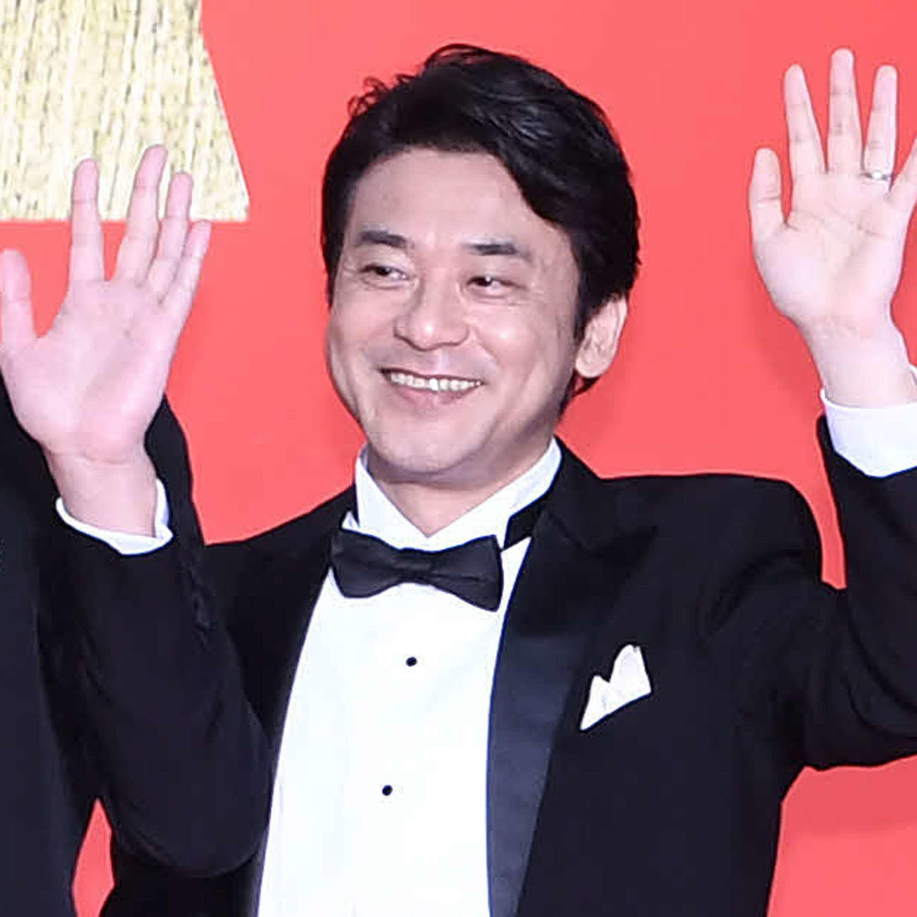 映画「キングダム」完成披露試写会、ファンに手を振る原泰久氏（2019年3月27日撮影）