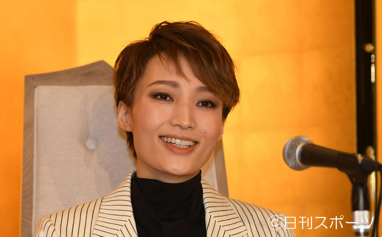 笑顔で退団会見を行った宝塚歌劇雪組トップの望海風斗（撮影・前岡正明）