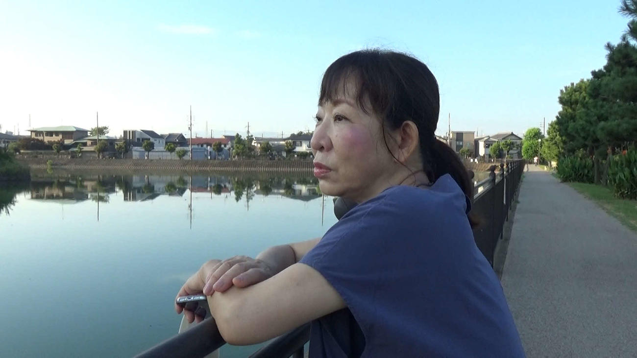 毎朝の散歩の時間で、絵本のストーリーの元となる妄想を広げる浅香あき恵（写真提供：MBS）