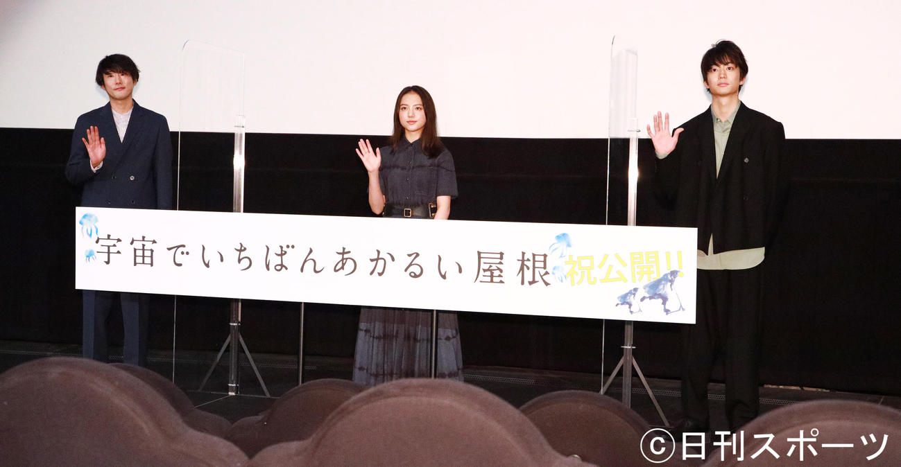 映画「宇宙でいちばんあかるい屋根」初日舞台あいさつを行う左から藤井道人監督、清原果那、伊藤健太郎（撮影・中島郁夫）