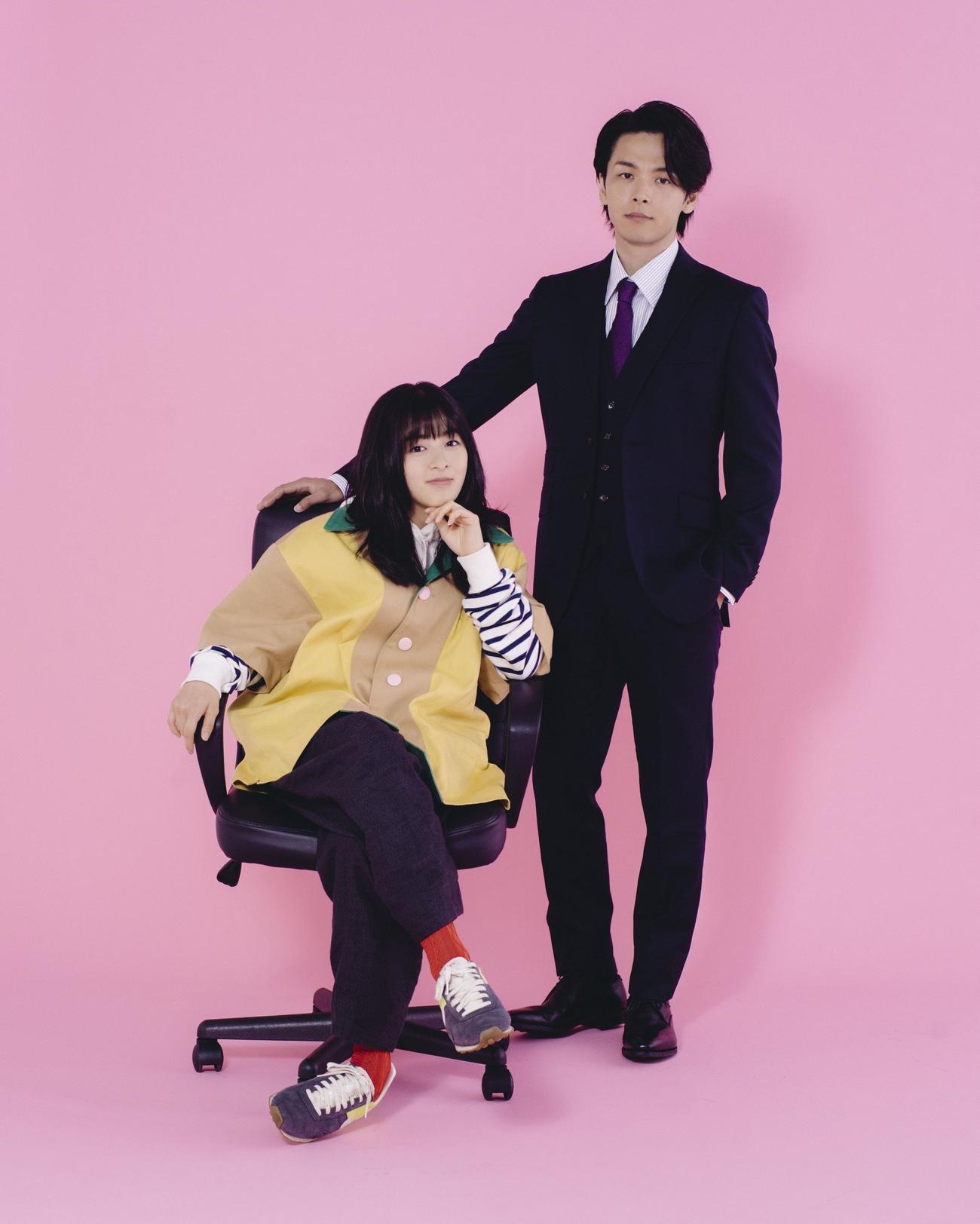TBS系火曜ドラマ「この恋あたためますか」で主演を務める森七菜（左）と中村倫也
