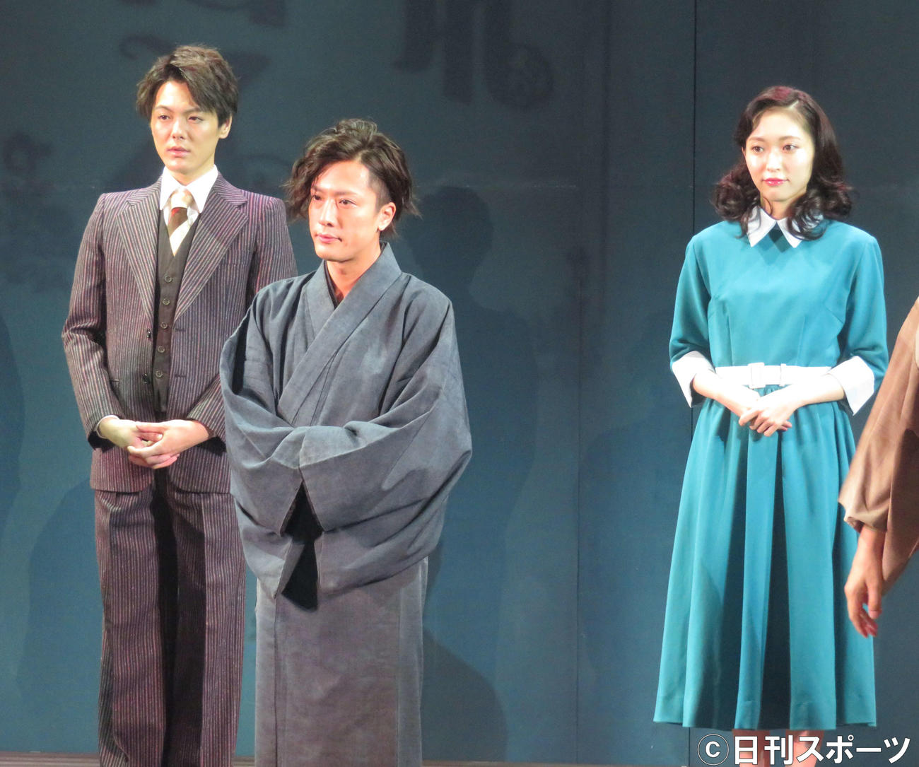 主演舞台「走れメロス　～文豪たちの青春～」の初日公演前に笑顔を見せる内博貴（中央）。左は室龍太、右は山口真帆