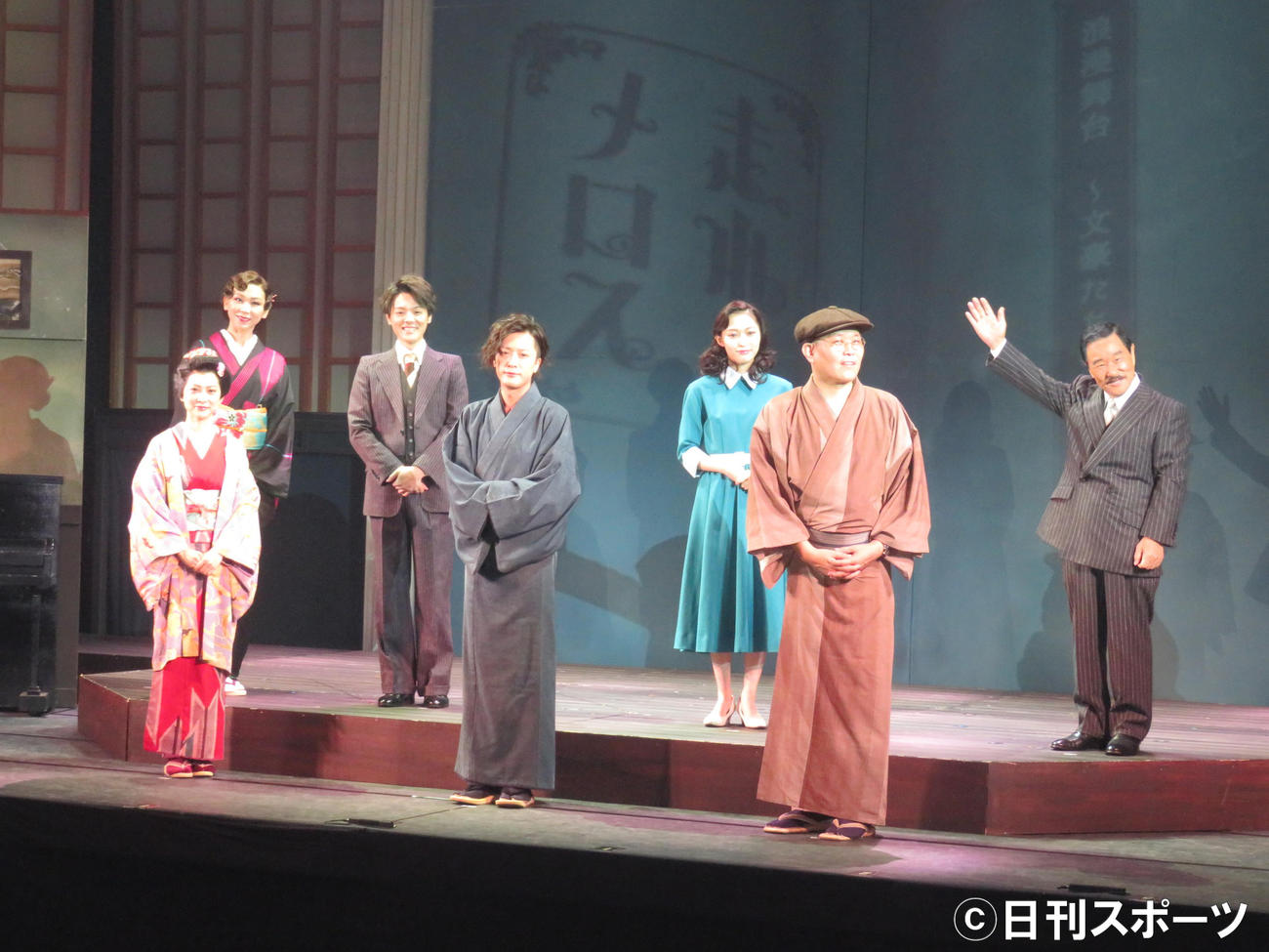 舞台「走れメロス　～文豪たちの青春～」のキャスト。前列左から谷村美月、内博貴、千原せいじ。後列左から湖月わたる、室龍太、山口真帆、なべおさみ