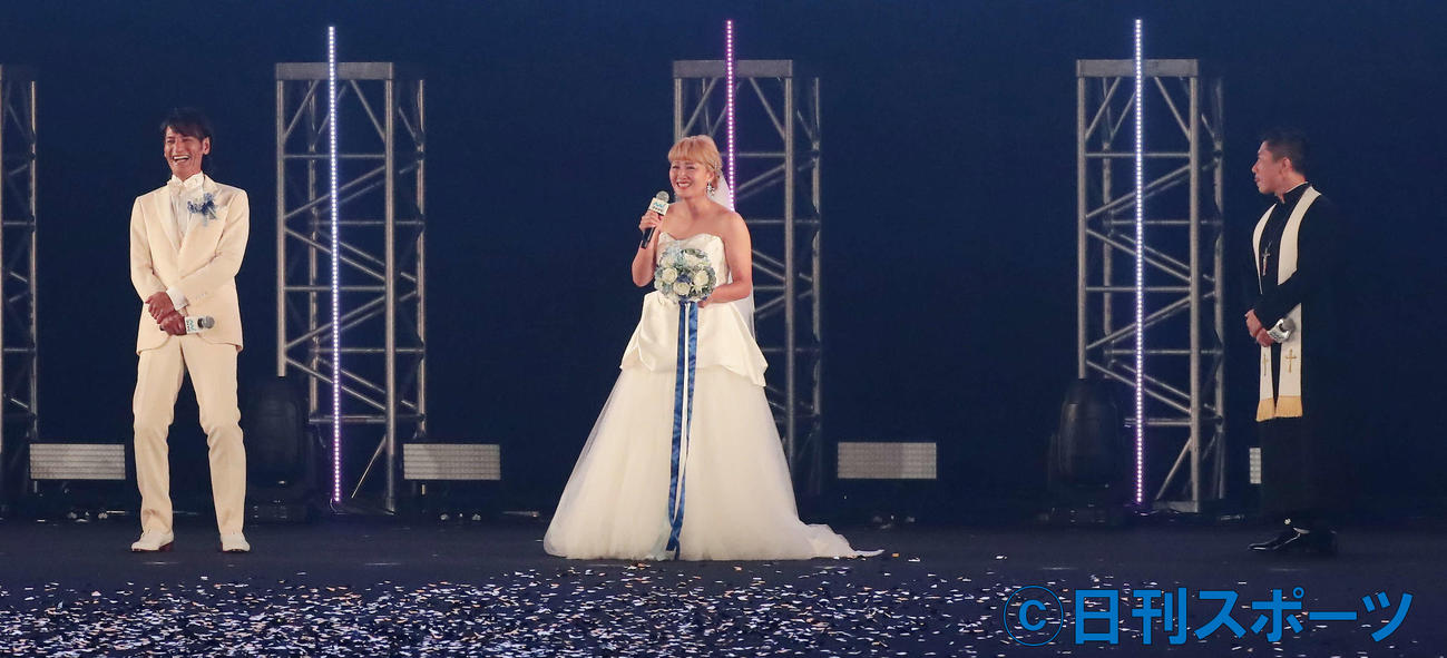 東京ガールズコレクションでリアルに挙式した新郎でサッカー元日本代表の本並健治（左）と新婦で女子サッカー元日本代表の丸山桂里奈（中央）。右は神父役の前園真聖（撮影・丹羽敏通）